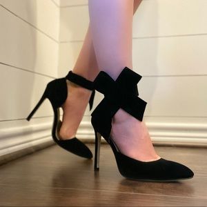 NWT Black Bow Heels